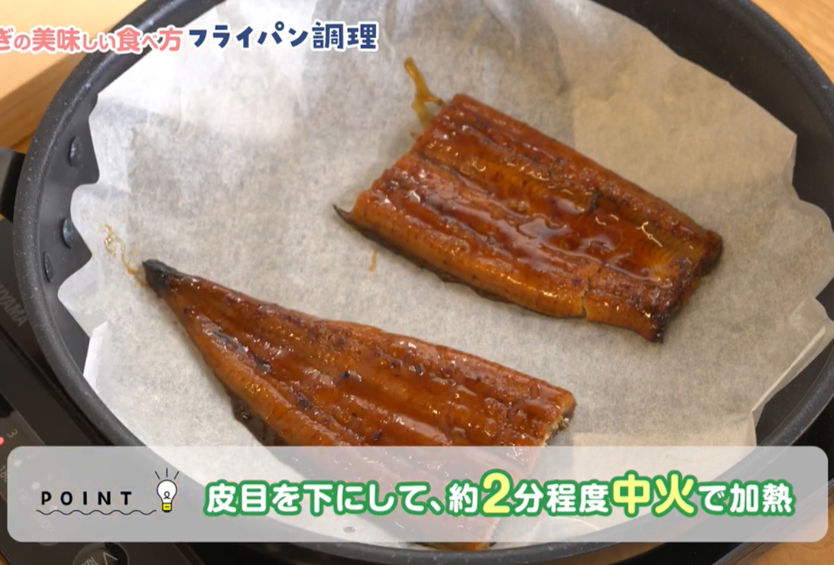 うなぎ蒲焼にラップをかける様子