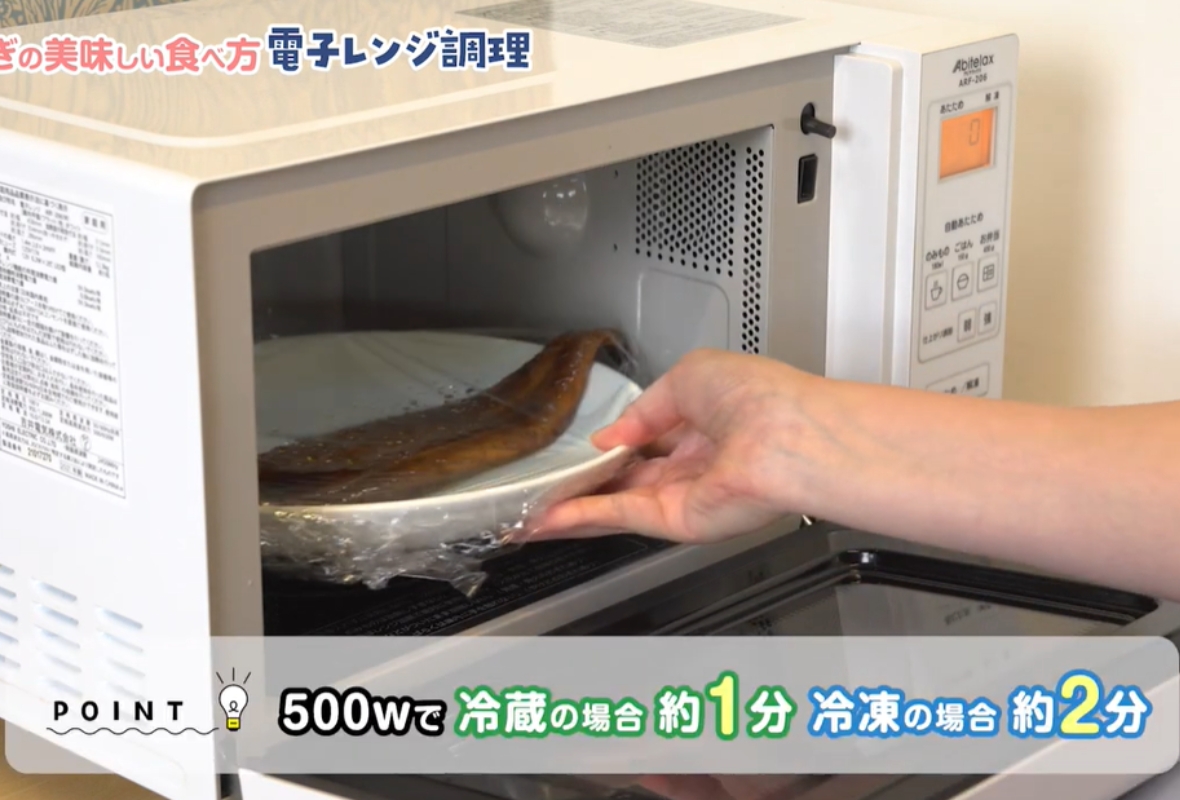 電子レンジ調理をする様子